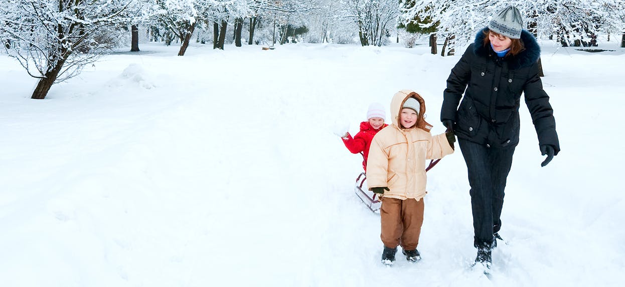 Couple assis dehors l’hiver