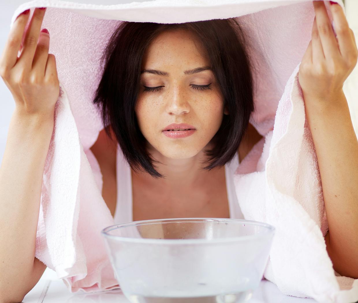 Kvinde tager dampbad mod forkølelse