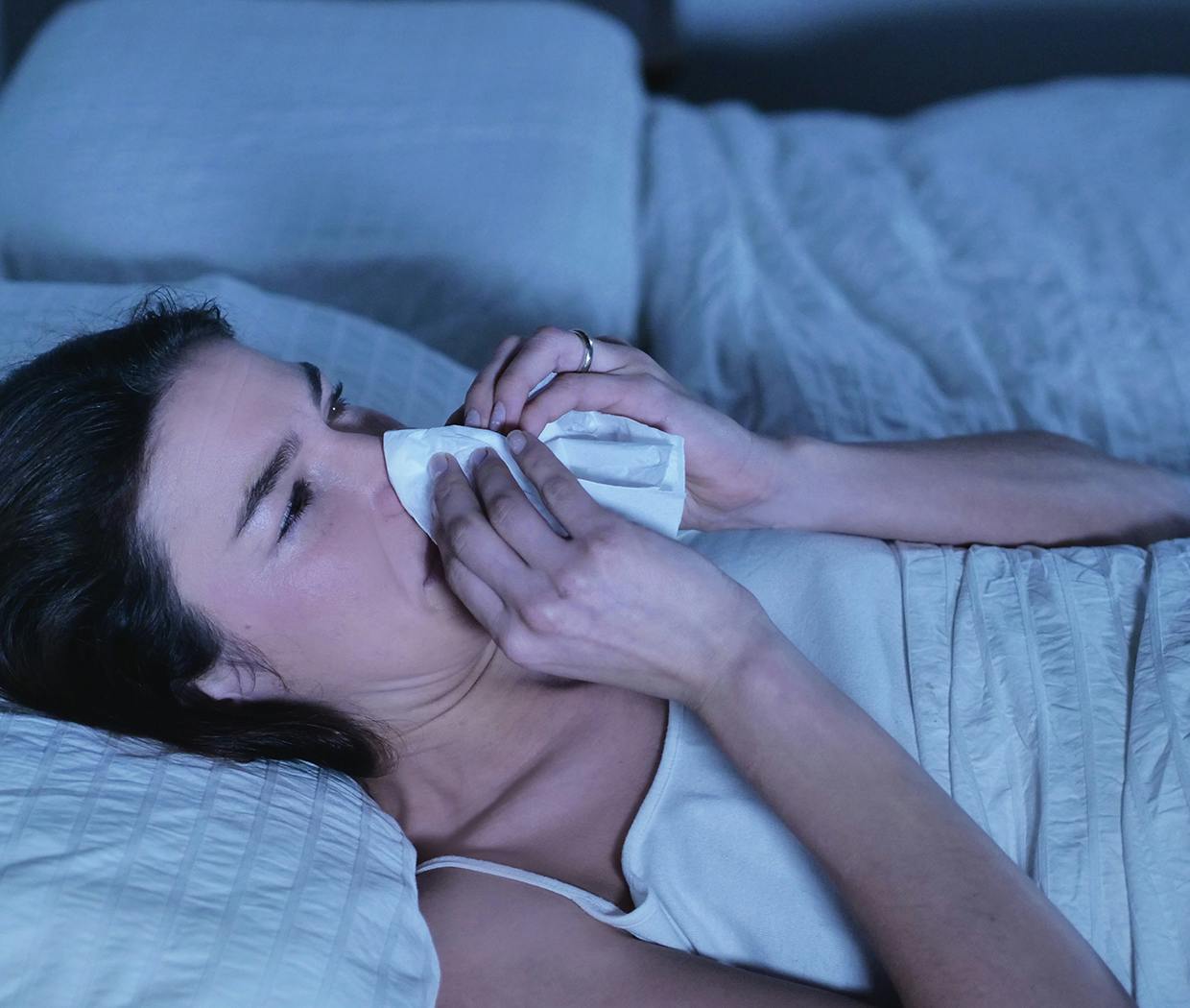 Kvinde kan ikke sove om natten på grund af stoppet næse
