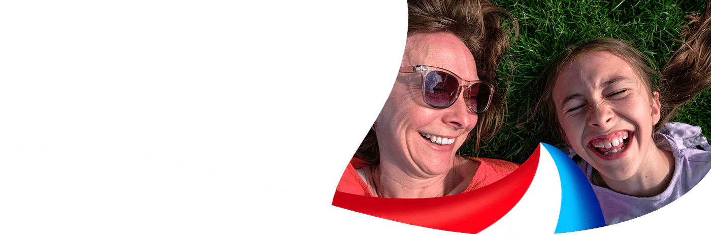Der Superheld von Odol-med3 steht lächelnd mit Billy, Lilly und Milky zusammen.