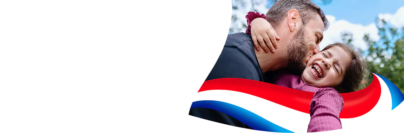 Der Superheld von Odol-med3 in Superheldenpose stehend - jetzt Odol-med3 Produkte kaufen!