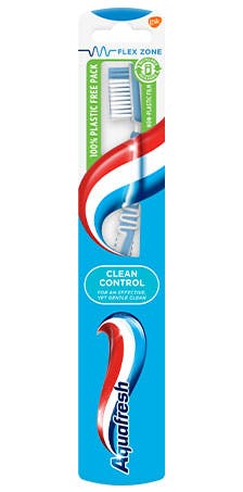 Aquafresh Everyday Clean medium toothbrush in green/white colour combination with Aquafresh colors on the packaging.