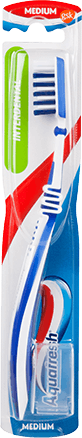 Aquafresh Everyday Clean medium toothbrush in green/white colour combination with Aquafresh colors on the packaging.