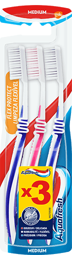 Aquafresh Clean & Flex medium toothbrush in pink/white colour combination with Aquafresh colors on the packaging.