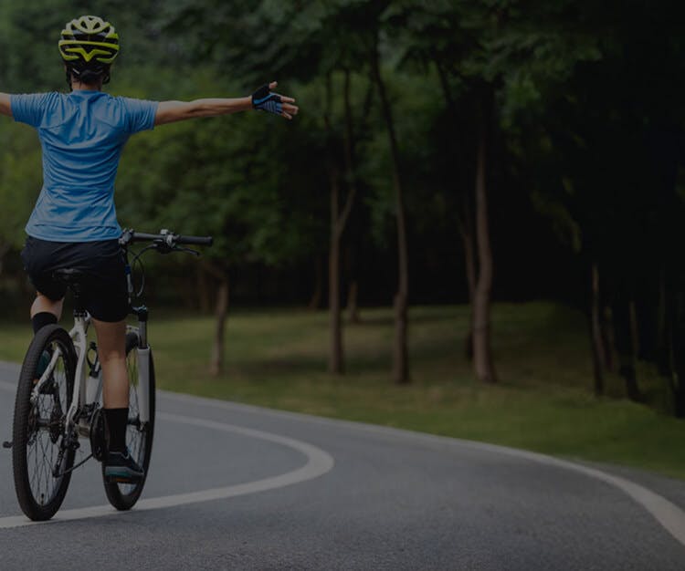 Femme en vélo