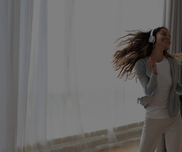 Femme qui danse au son de la musique