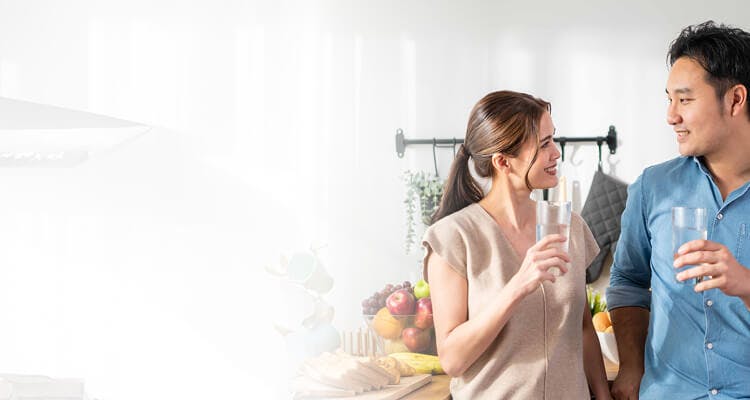Un homme boit dans une tasse avec Benefiber