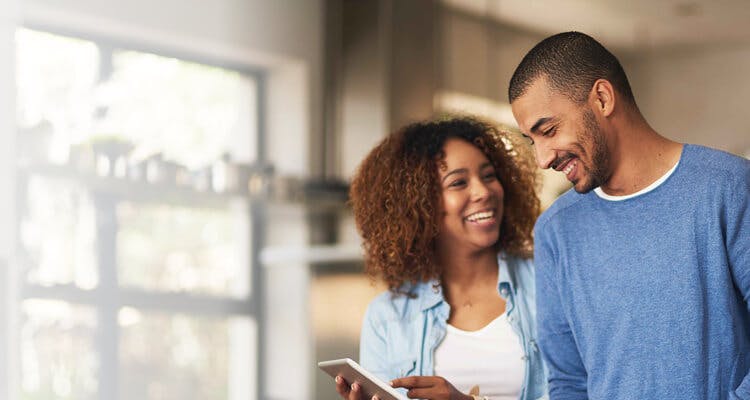 Couple qui parle à l’intérieur