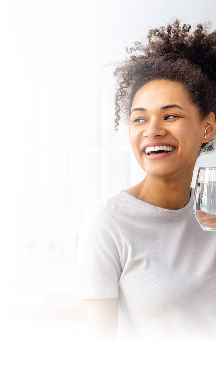 Femme qui boit de l’eau contenant Benefiber