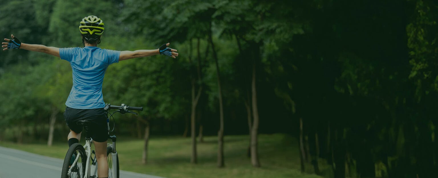 Femme en vélo
