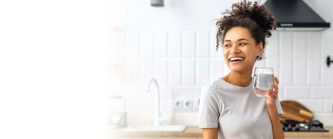 Femme qui boit de l’eau contenant Benefiber