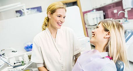 Femme discutant avec un médecin | Diagnostic de bouche sèche
