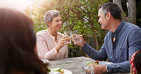 Homme et femme partageant un repas