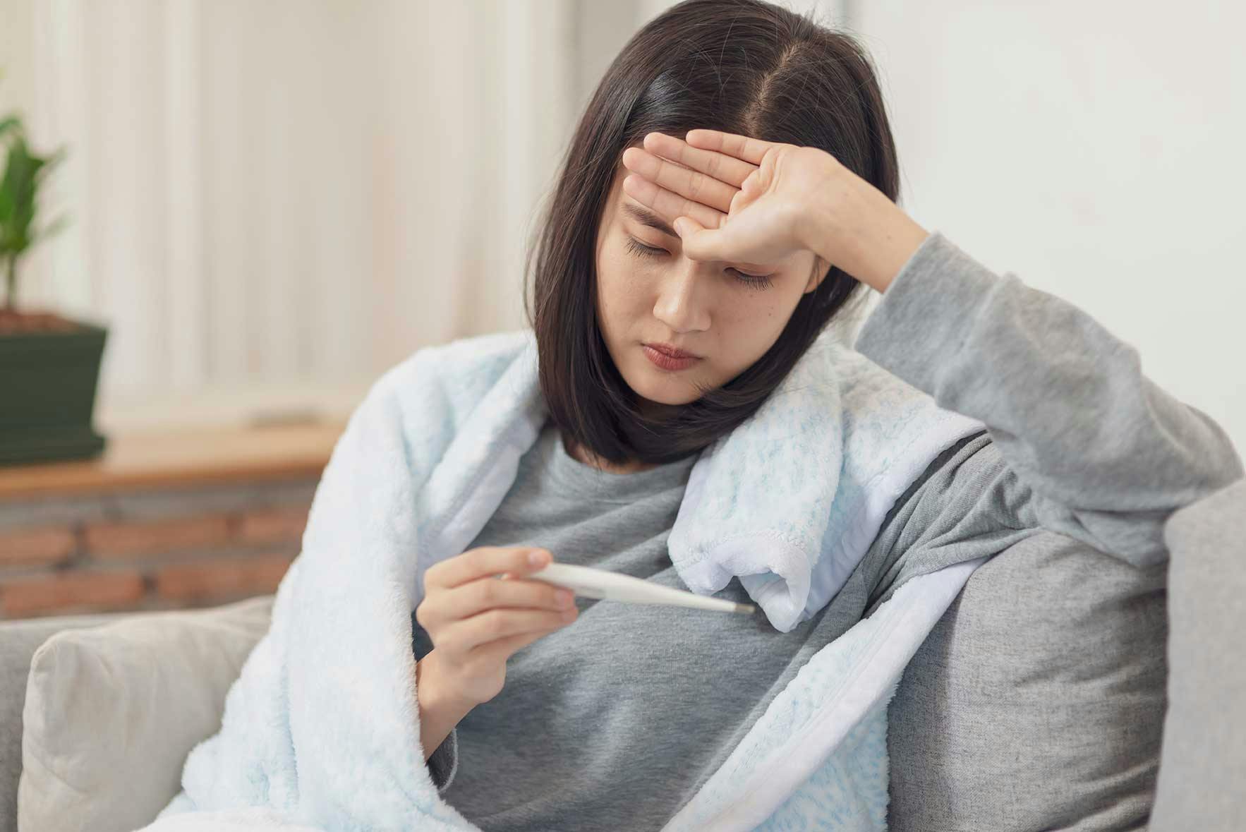 Mujer inclinándose hacia adelante y agarrándose la espalda