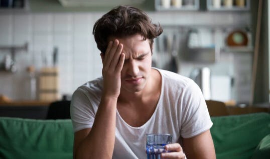 3 tipos comunes de dolores de cabeza y qué los causa