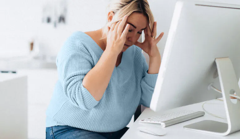 Femme se tenant la tête