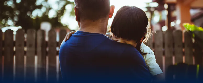 Père tenant son enfant