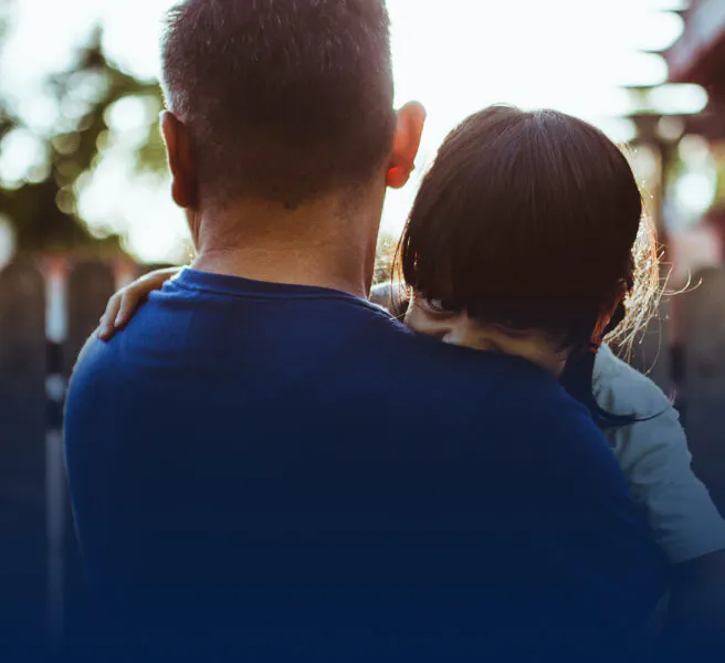 Père tenant son enfant