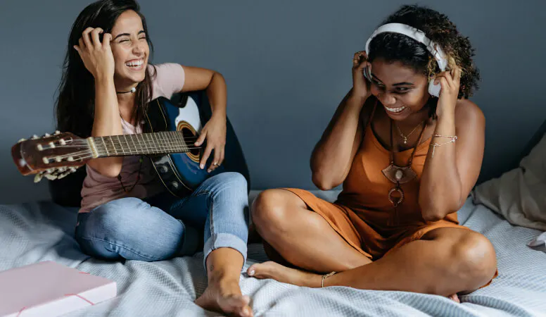 Femmes écoutent de la musique