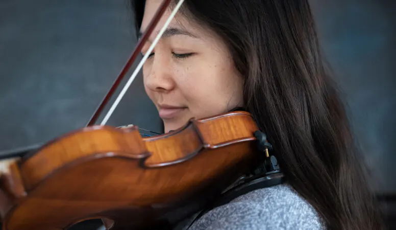 Femme jouant du violon
