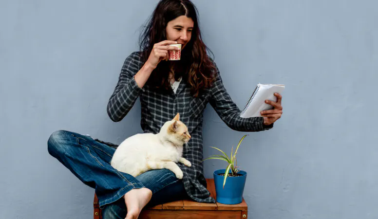 Une personne et un chat