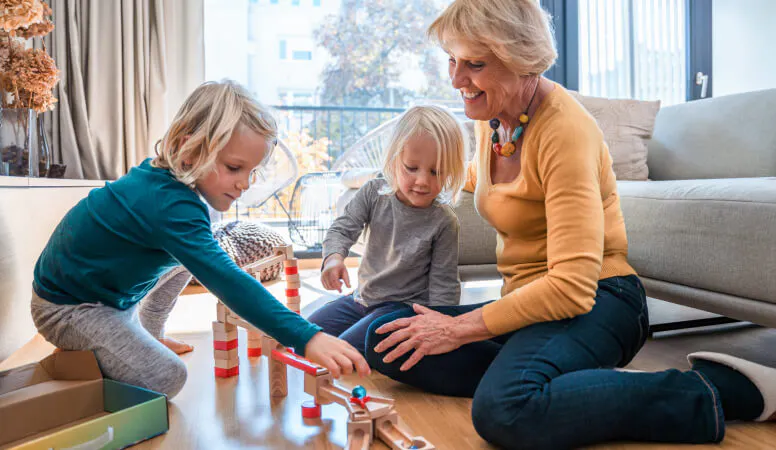 Grand-mère jouant avec ses petits-enfants