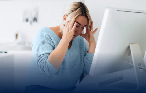 Femme se tenant la tête