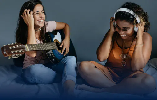 Femmes écoutent de la musique