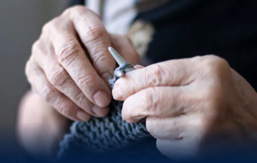 Femme âgée qui tricote