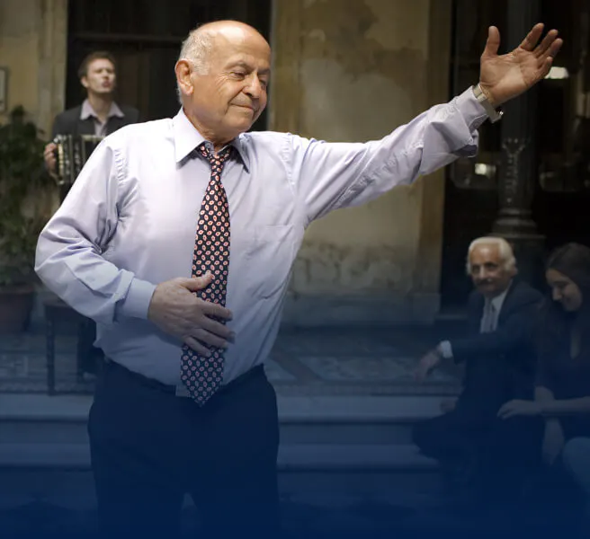 Homme âgé qui danse
