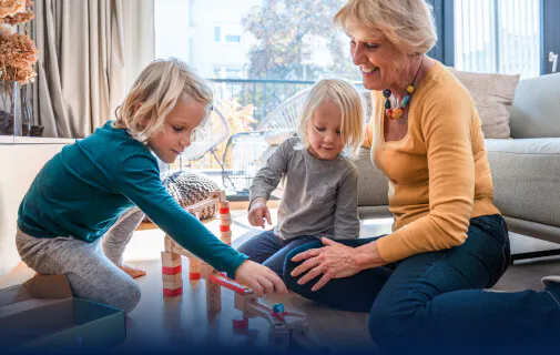 Grand-mère jouant avec ses petits-enfants