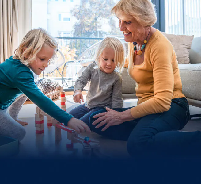 Grand-mère jouant avec ses petits-enfants
