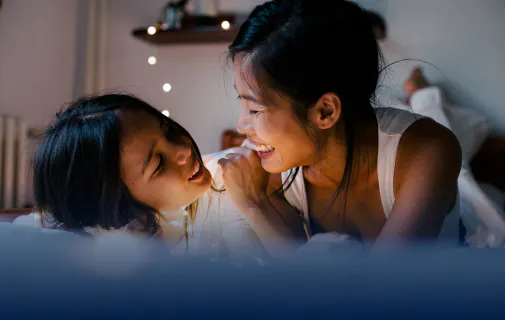 Une mère parlant avec son enfant