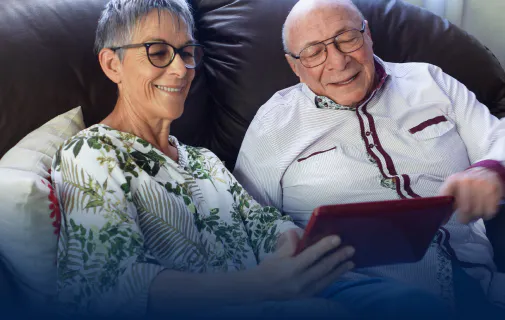 Couple âgé regardant une tablette
