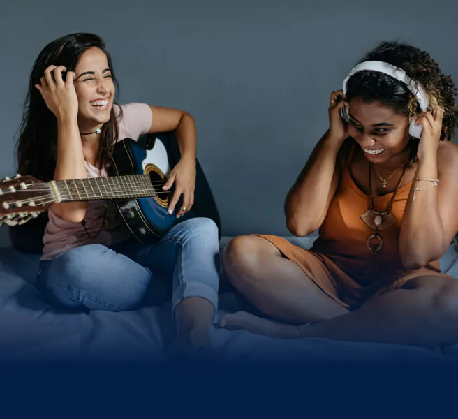 Femmes écoutent de la musique