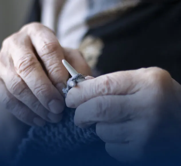 Femme âgée qui tricote