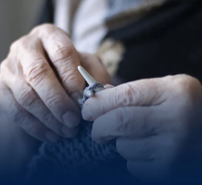 Femme âgée qui tricote