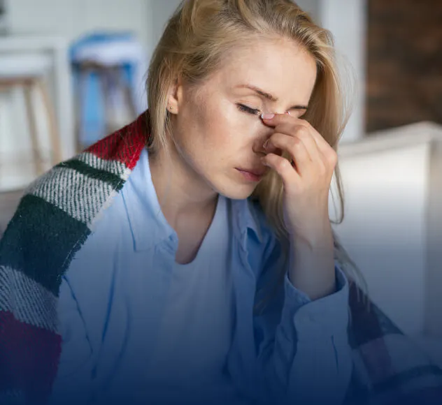 Personne se tenant la tête, en proie à une douleur