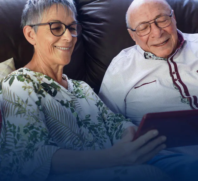 Couple âgé regardant une tablette