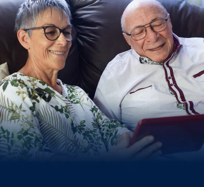 Couple âgé regardant une tablette