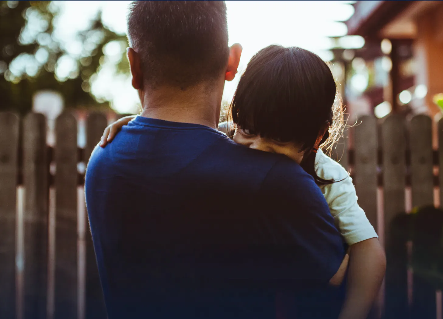 Père tenant son enfant