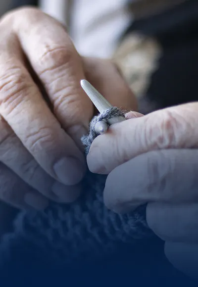 Femme âgée qui tricote
