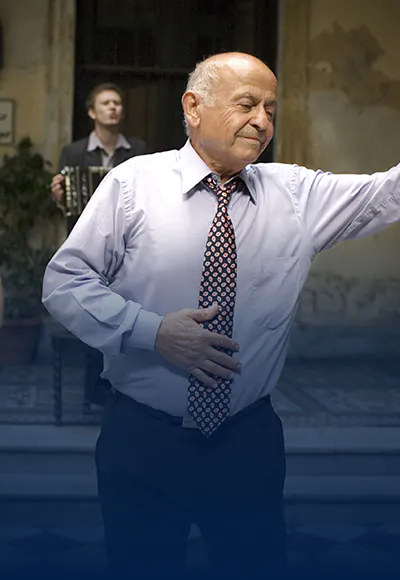 Homme âgé qui danse