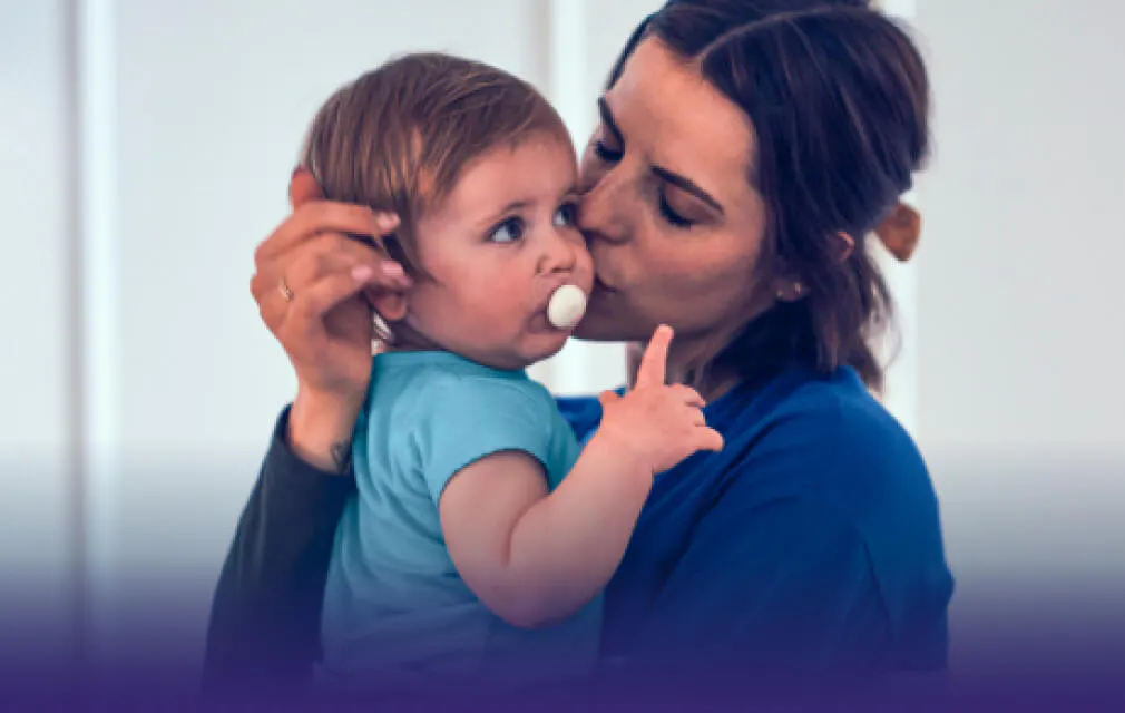 Mère tenant et embrassant un bébé