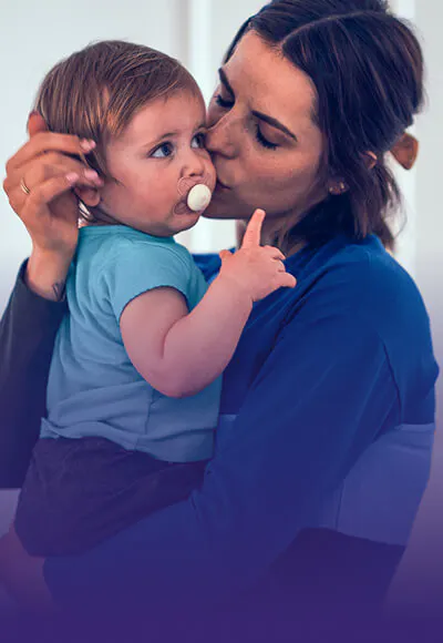 Mère tenant et embrassant un bébé