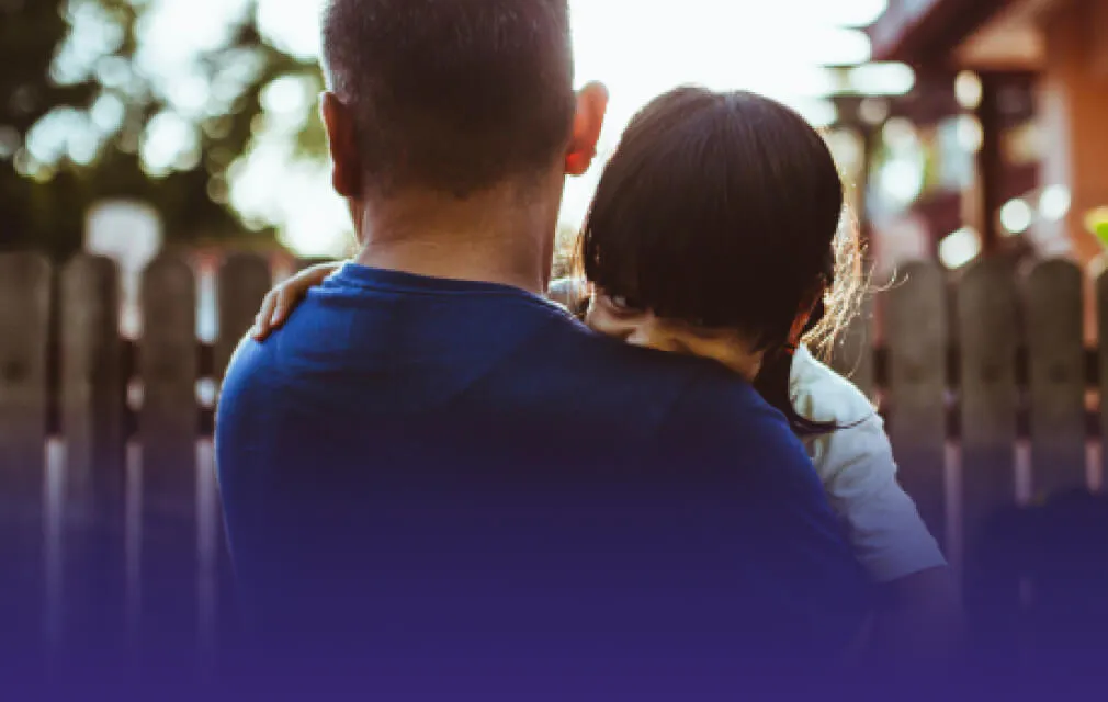 Père tenant son enfant