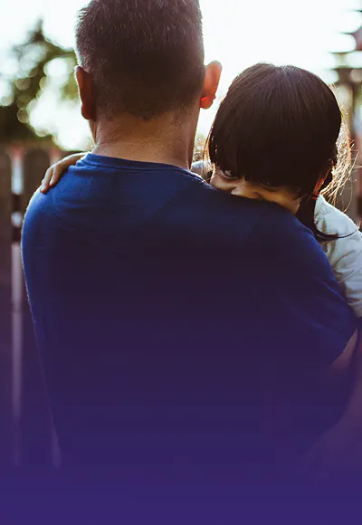 Père tenant son enfant