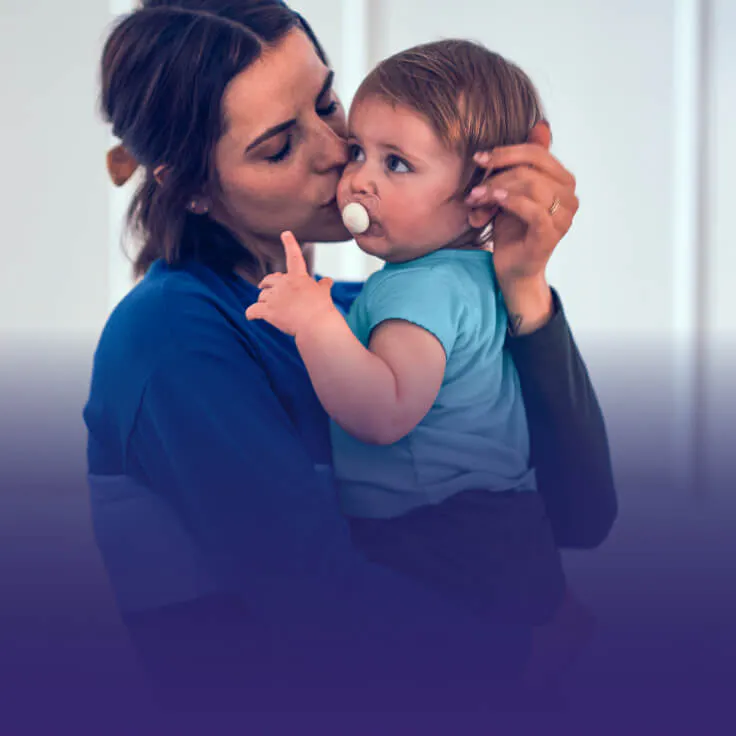 Mère tenant et embrassant son bébé