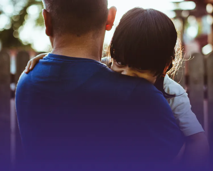 Père tenant son enfant