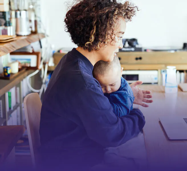 Femme tenant un nourrisson
